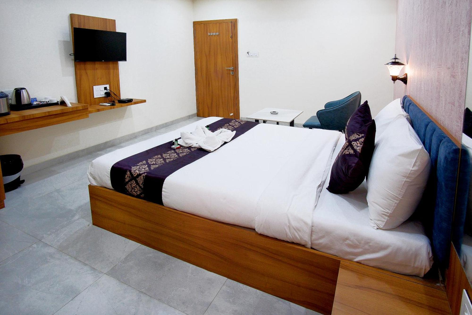 Hotel The Marion Nashik Exterior photo